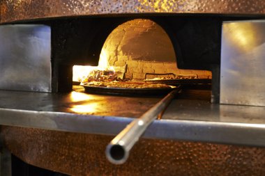 Geleneksel ahşap bir süper sıcak tuğla içine konuyor pizza ateş
