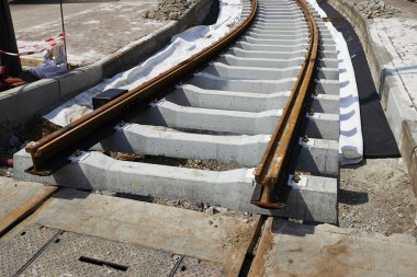 Bir tramvay demiryolu inşaatı izlemek bir şehirde