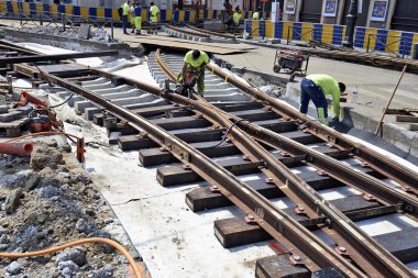 Bazı işçilerin onarım ve bazı demiryolu tramvay yerine 