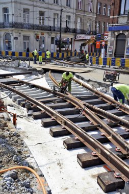 Bazı işçilerin onarım ve bazı demiryolu tramvay yerine