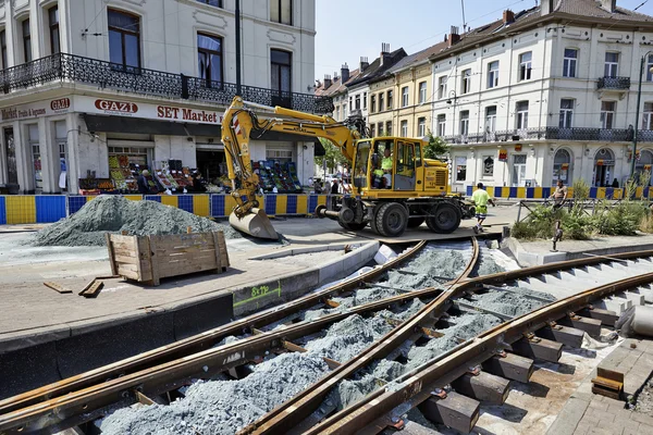 Some workers repair and replace some rail trams — Stock Photo, Image