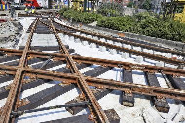 Bazı işçilerin onarım ve demiryolu tramvay yerine