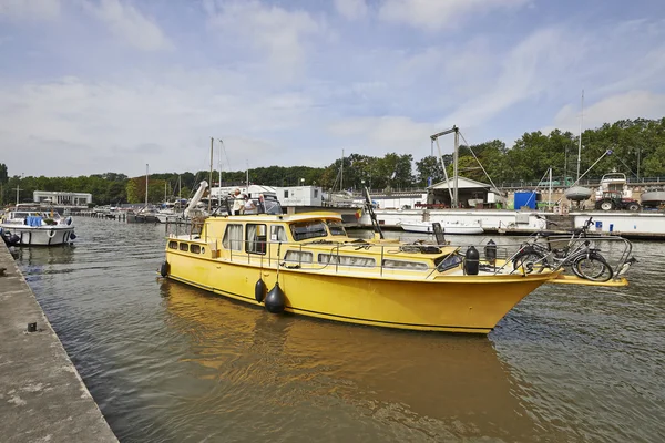 Bateau jaune quittant le plus ancien yacht club bruxellois — Photo