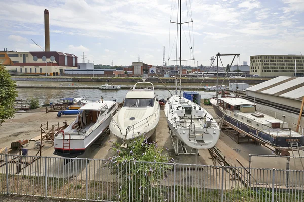 Boat Maintenance  at the Brussels port — Stock Photo, Image