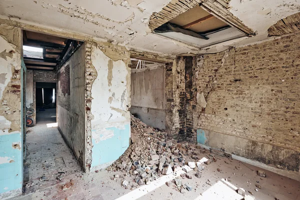 Grande sala abandonada sob demolição — Fotografia de Stock