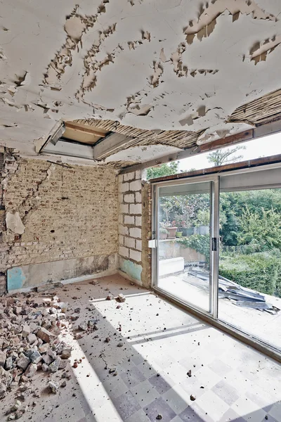 Gran habitación abandonada bajo demolición — Foto de Stock