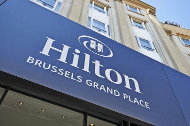 Hilton Hotel ana girişi yukarıda logosu