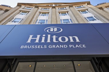 Hilton Hotel ana girişi yukarıda logosu