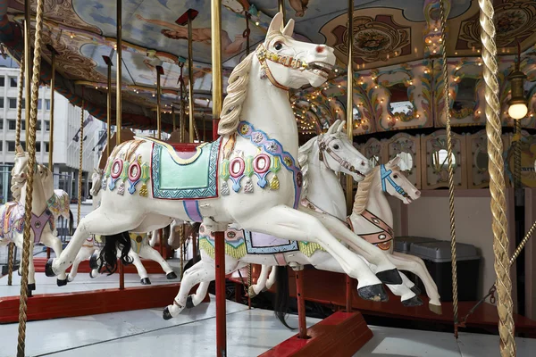 Klassieke carrousel paarden — Stockfoto