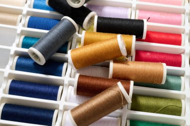 Çok renkli dikiş ipliği makaraları