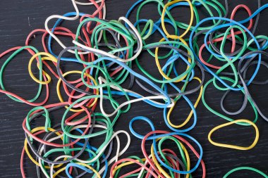 çok renkli ofis lastikleri siyah mobilyalar üzerinde 