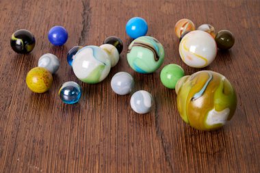 Tahta destekli mermer oyunu