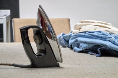 Masada ütü ve gömlek var.