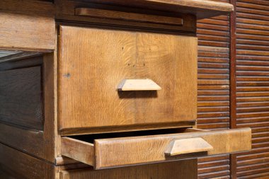 Eski ahşap bir ofis dolabının çekmecesinde.