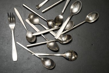 Büyük bıçaklar, çatallar, kaşıklar.