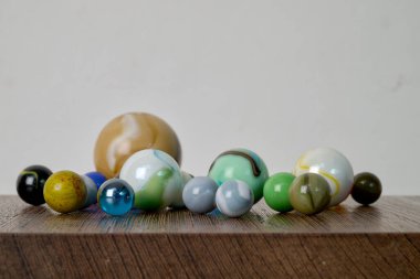 Tahta destekli mermer oyunu