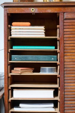 Antika ahşap mobilyalarda raflar