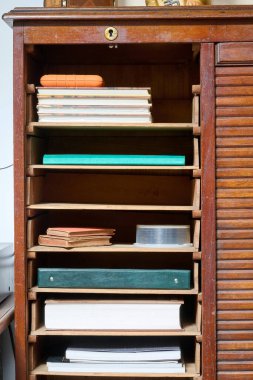 Antika ahşap mobilyalarda raflar