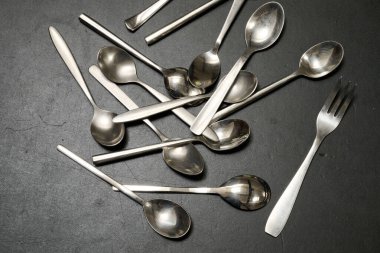 Büyük bıçaklar, çatallar, kaşıklar.