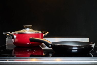 Tencere, tava sobanın üstünde.