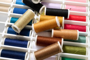 Çok renkli dikiş ipliği makaraları