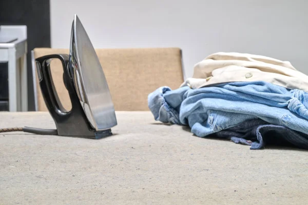 Masada ütü ve gömlek var.