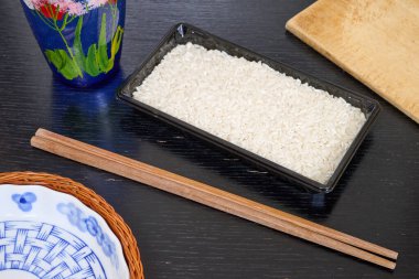 Pirinç, Yunan makarnası ve yemek çubuğu yukarıdan kara tahtada.