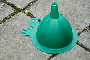 Yukarıdan kaldırımlı zeminde huni