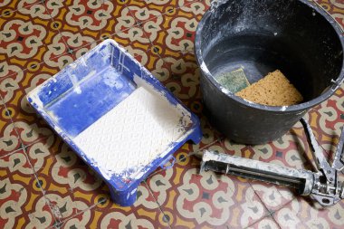 Yukarıdan kullanılan küçük boya ekipmanları