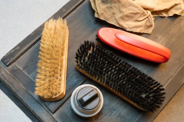 Yukarıdan siyah bir sandıkta ayakkabı fırçaları