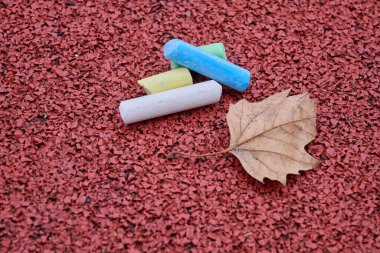 Kırmızı zeminde renkli tebeşir parçaları