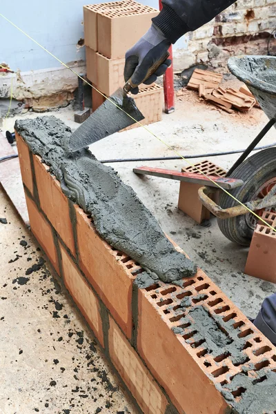 Kırmızı tuğla duvar yeni çimento ile