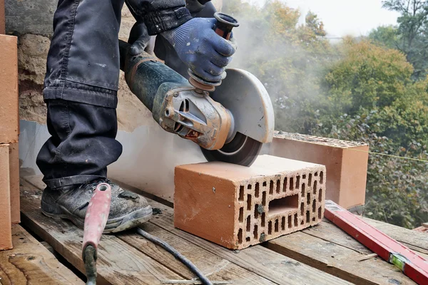 Stof van snijden beton met een circulaire zag — Stockfoto