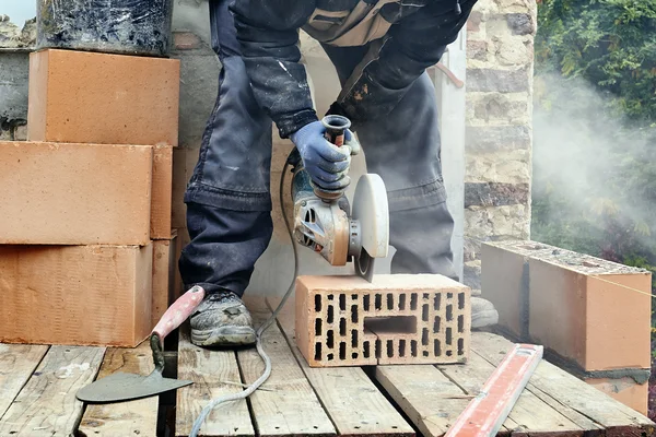 Stof van snijden beton met een circulaire zag — Stockfoto