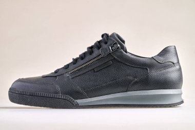 Şatafatlı bekar bir erkek ayakkabısı Bağcıklı ve bantlı