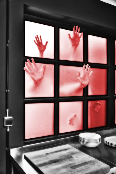 Mãos assustadoras na janela da cozinha de um velho sótão — Fotografia de Stock