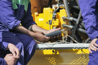 Bir tekne motor bakım