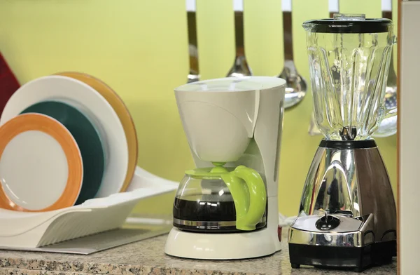 Cozinha com cafeteira e prensa de frutas — Fotografia de Stock