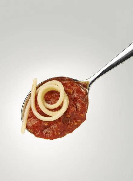 Spagetti és a bolognai szósz egy kanalat — Stock Fotó