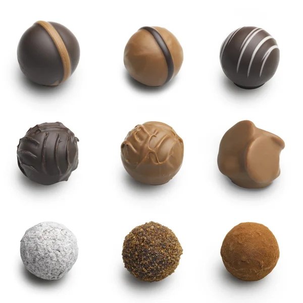 Çikolata truffles çeşitler üzerinde beyaz izole — Stok fotoğraf