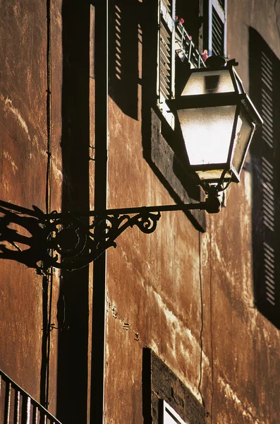 街路灯とブラウンのローマの壁 — ストック写真