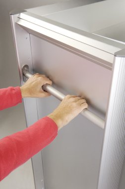 Otel hizmetçisi temizlik kaynağı kart bastırmak