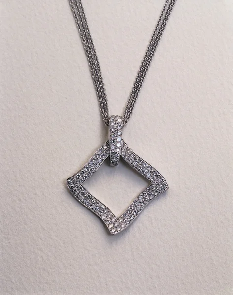 Pendentif multi diamant sur collier en or blanc — Photo