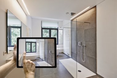 Fotoğraf çekerken adam eliyle hareket eden aygıt