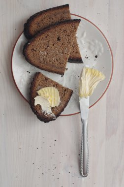 karanlık çavdar ekmek dilimleri