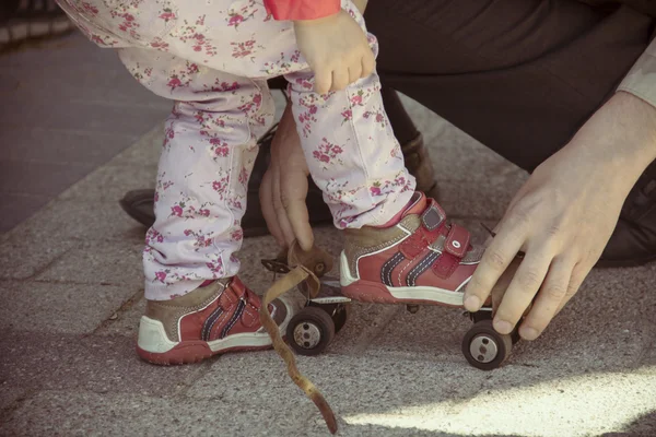 Patines de ruedas viejos para niña — Foto de Stock