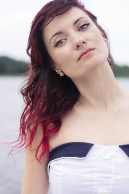 Dışarıda poz veren güzel genç bir kadın.