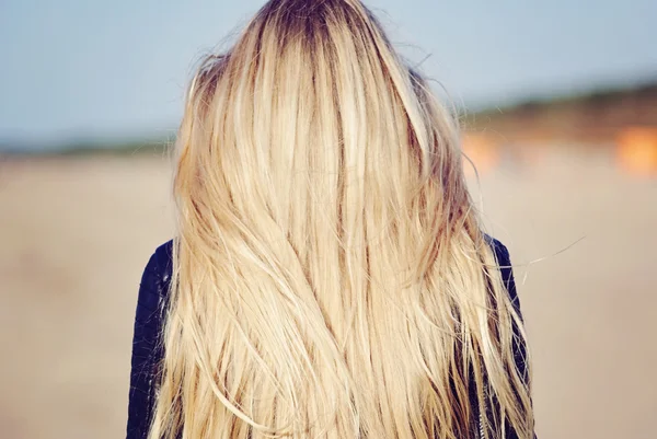 Mujer con pelos largos en movimiento —  Fotos de Stock