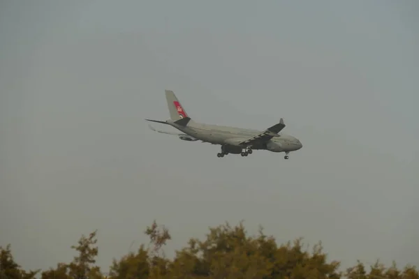 Het Militaire Transportvliegtuig Vluchten — Stockfoto