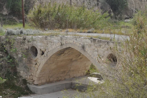 キプロスの美しい古代の石造りの橋 — ストック写真